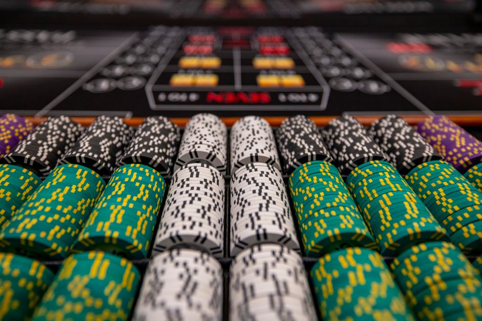 Freispiele ohne Einzahlung im Casino: Angebote & Bedingungen 2026: abgedunkelter Casinosaal ohne Spielbetrieb — Symbolbild für Pause und verantwortungsvolles Spielen