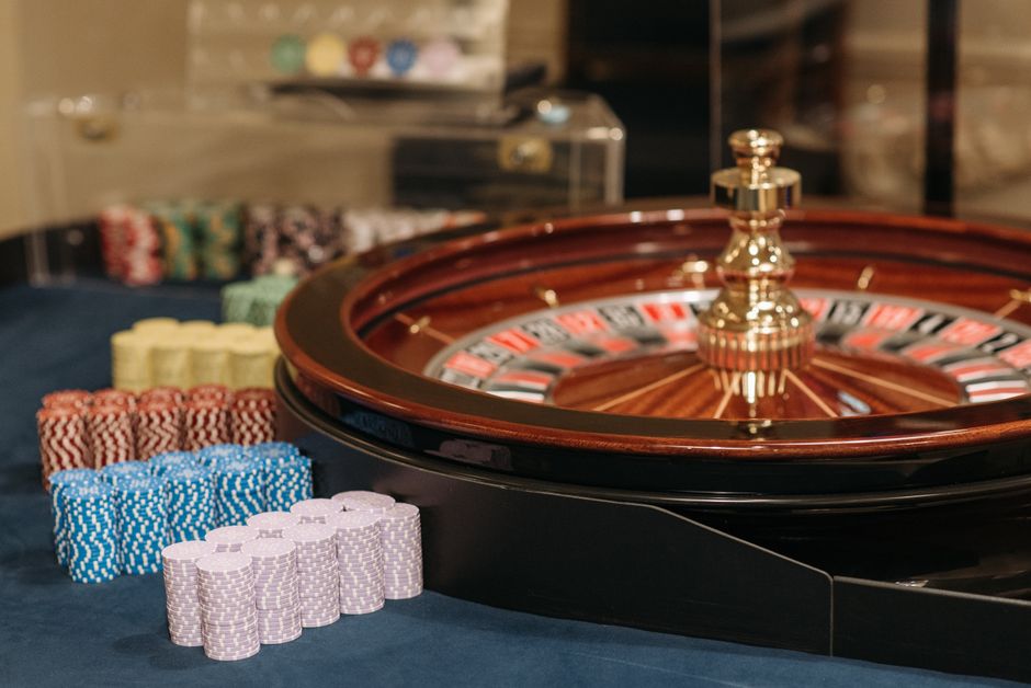 Freispiele ohne Einzahlung im Casino: Angebote & Bedingungen 2026: Roulette-Kessel und Jetons auf einem Casinotisch — Symbolbild zum Bonusvergleich ohne Einzahlung